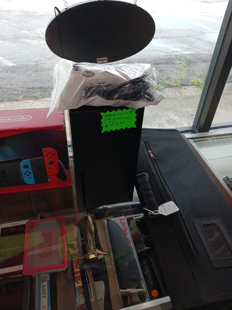 Xbox SERIES X 1TB W/ ONE CONTROLLER AND CABLES