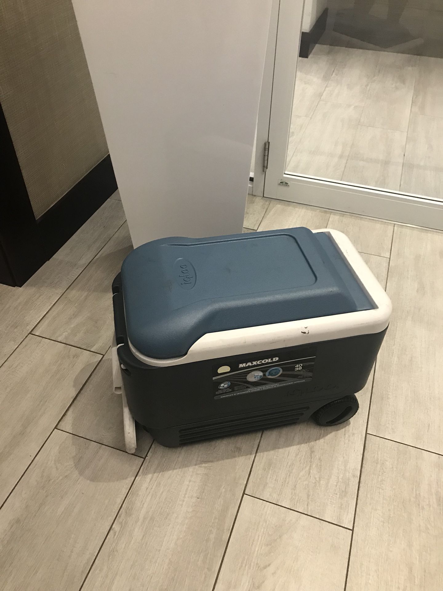 LIKE NEW | Maxcold 40 Qt Roller Cooler
