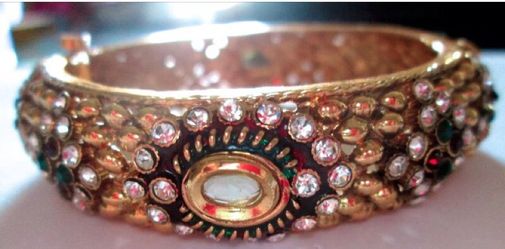 Bangle/ bracelet with screw to fit