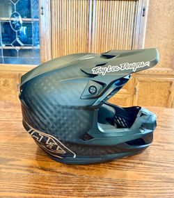 Brand New Troy Lee Designs D4 Carbon MIPS Helmet – XL (60–61 cm) + Helmet Bag