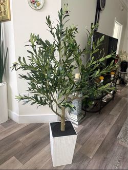 Pretty artificial plant Olive 🫒 tree with tall planter ! Brand New