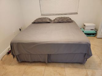 King size bed + sheets set