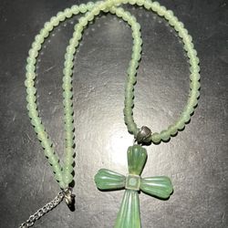 BEAUTIFUL JADE NECKLACE WITH STERLING SILVER SIZE 18 