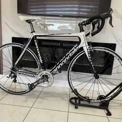 Cannondale SuperSix 3 Ultegra - Full Carbon Road Bike High-performance, lightweight, and race-proven. The Cannondale SuperSix is legendary for its "El