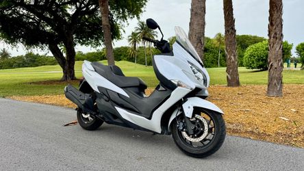 2018 Suzuki Burgman 400 — Pearl White