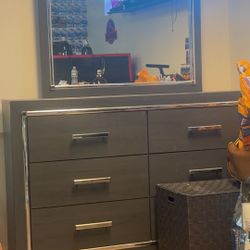 Dresser With Mirror 