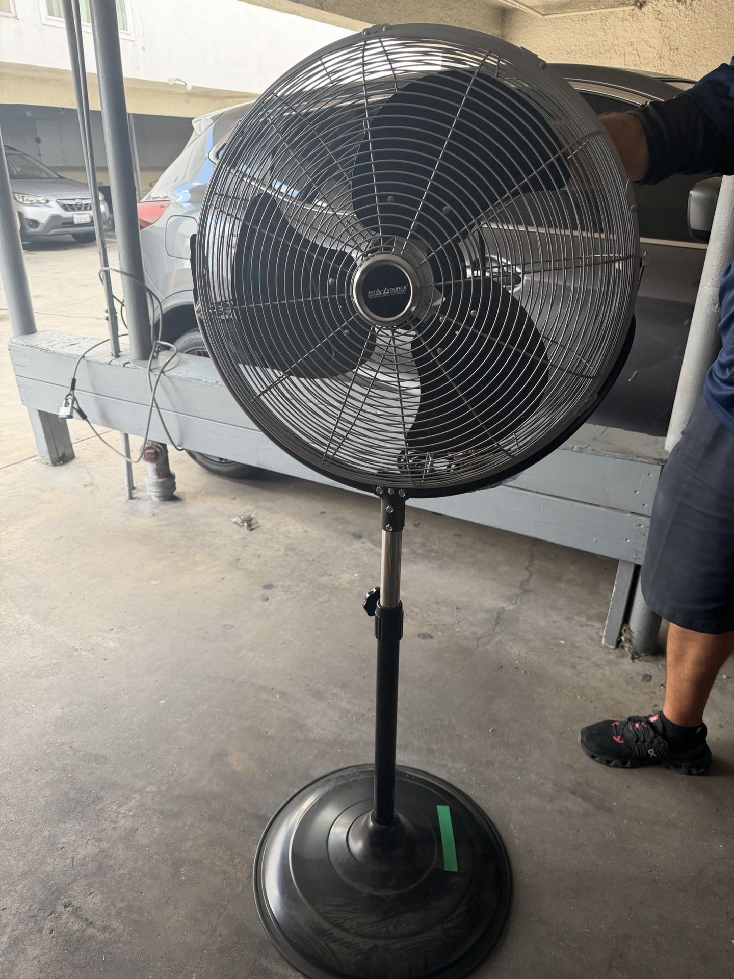 20" Blade, 1/8 hp, 6,039 Max CFM, Standing Pedestal Fan