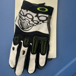 Brand New Oakley Bike Gloves