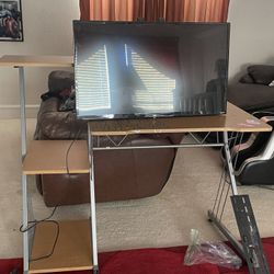 TV IN GREAT CONDITION *COMES WITH FREE DESK**