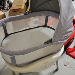 Graco Baby Bassinet w/ Vibration And Movement