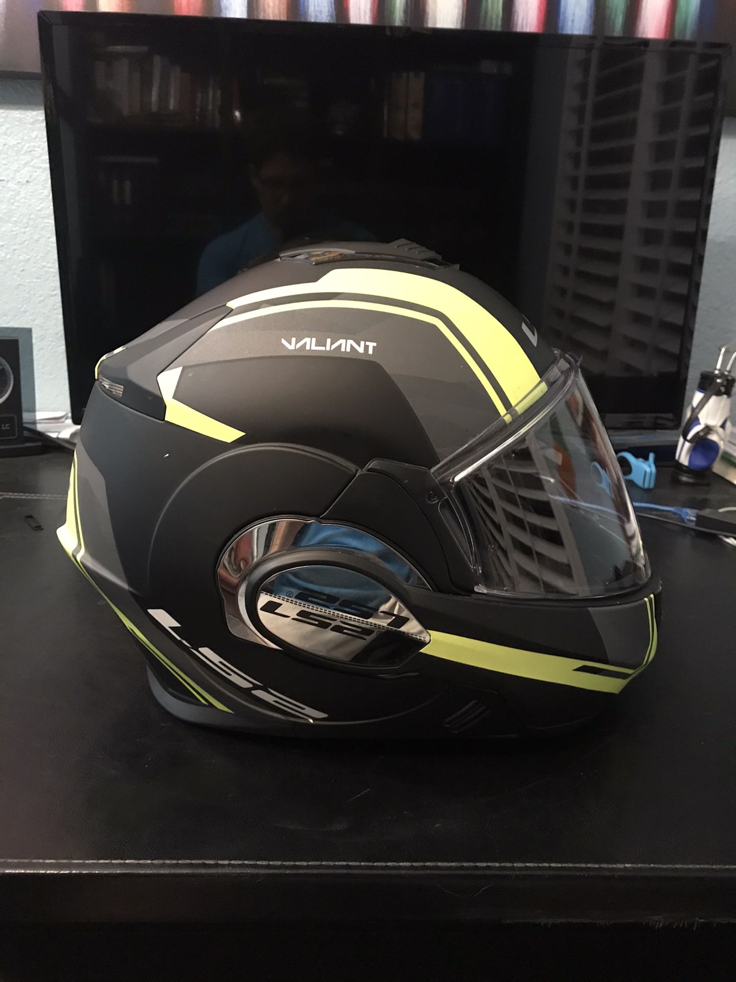 LS2 Valient Modular Motorcycle Helmet (MEDIUM) — Awesome Design