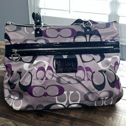 Authentic COACH Signature Purse  in Excellent Condition 