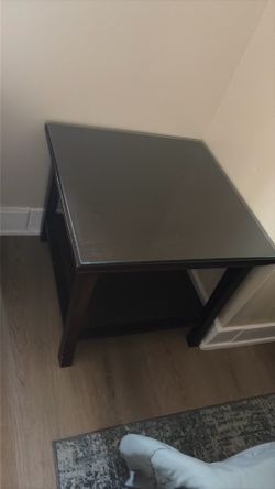 End table w glass top