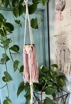 Macramé plant hanger