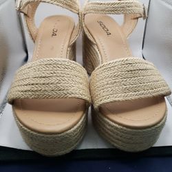 Size: 8.5 light tan espadrille platform sandal by Soda