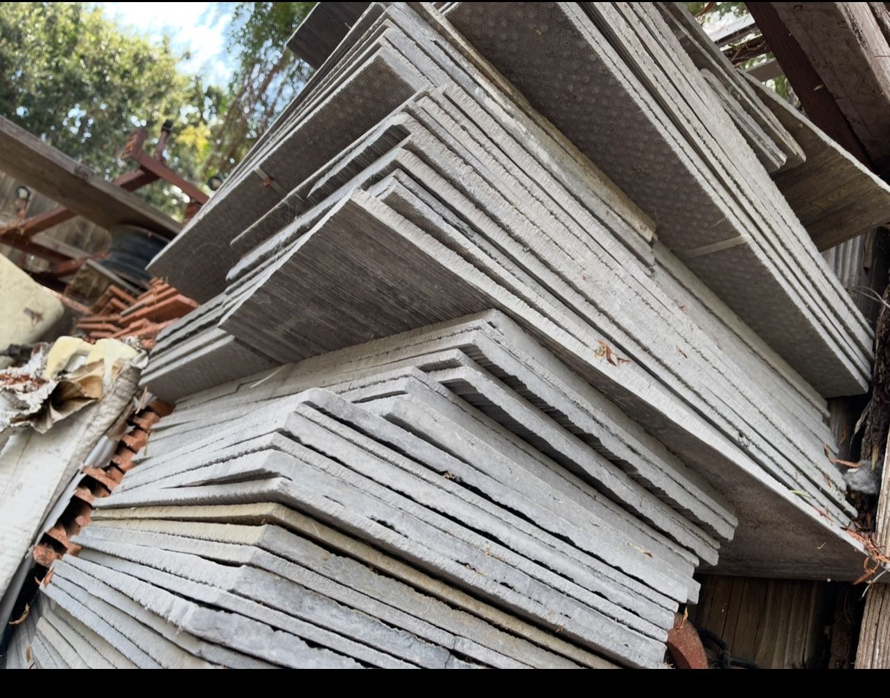 Grey roofing tiles/shingles 1‘ x 2‘ size