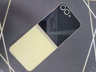 Galaxy Z Flip 6 6.7" (Unlocked) 256GB Yellow Premium - 6 month warranty included!