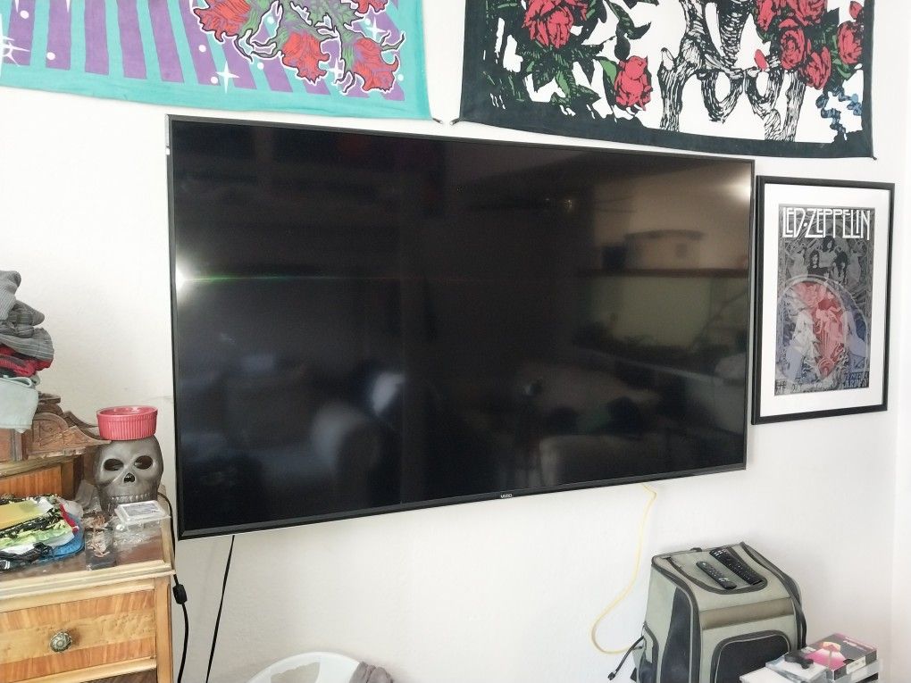 70" Vizio Smartcast TV and Wall Mount