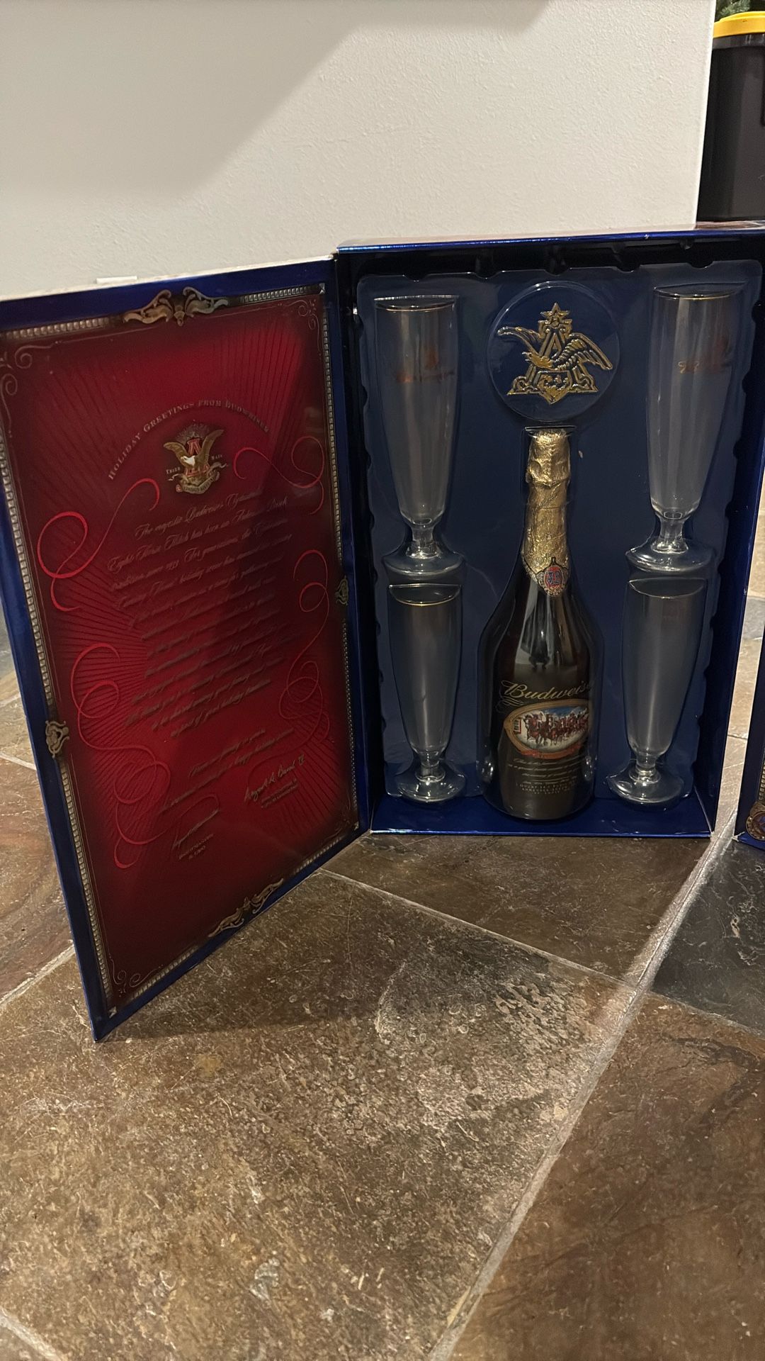 Limited Edition Budweiser 1 Quart Bottle W/4 11 Oz. Beer Glasses