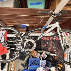 GT Racing bike 18.8”