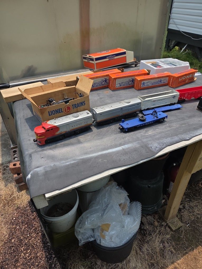 Vintage Lionel 218 Santa Fe Model Train