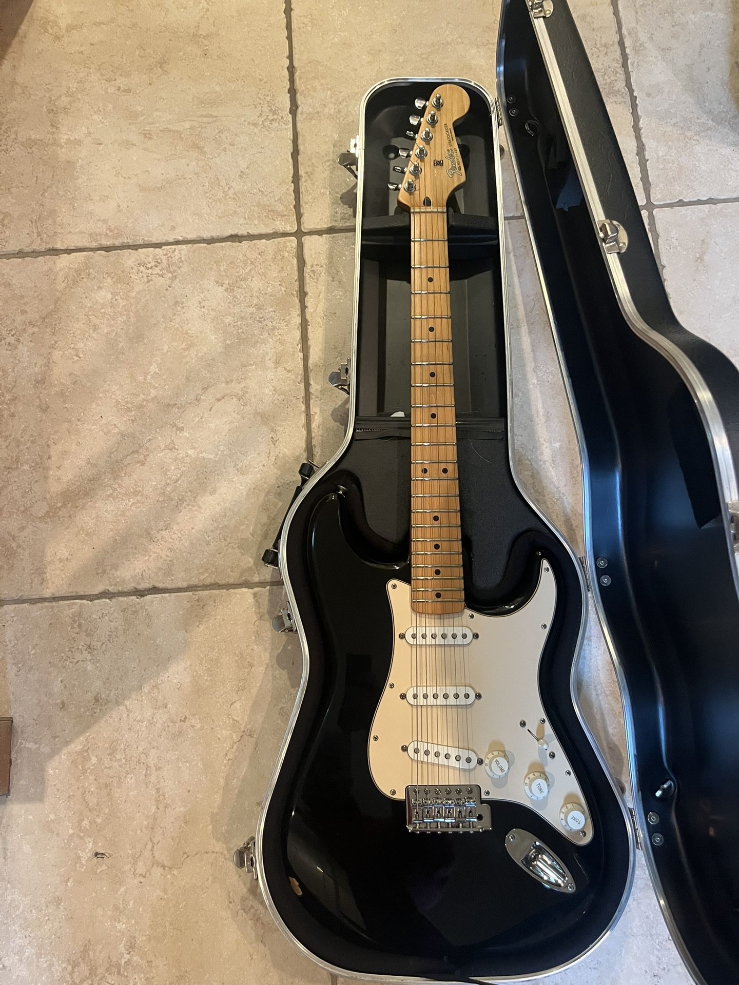 Fender MIM Stratocaster w/ SKB Hardshell Case
