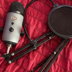 Blue yeti mic with boom arm
