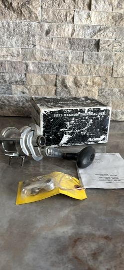 ACCURATE BOSS MAGNUM TWINDRAG B-270M REEL with original Box. Comes with original box, product catalog, and small bag with Clamp.