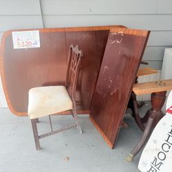 Wood Dining table with extension rto make it wider. Includes 6 Chairs. 🪑