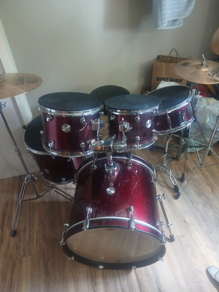 Mapex Voyager Drum Set $300