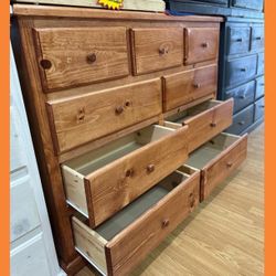 Dresser/ Nine drawers dresser