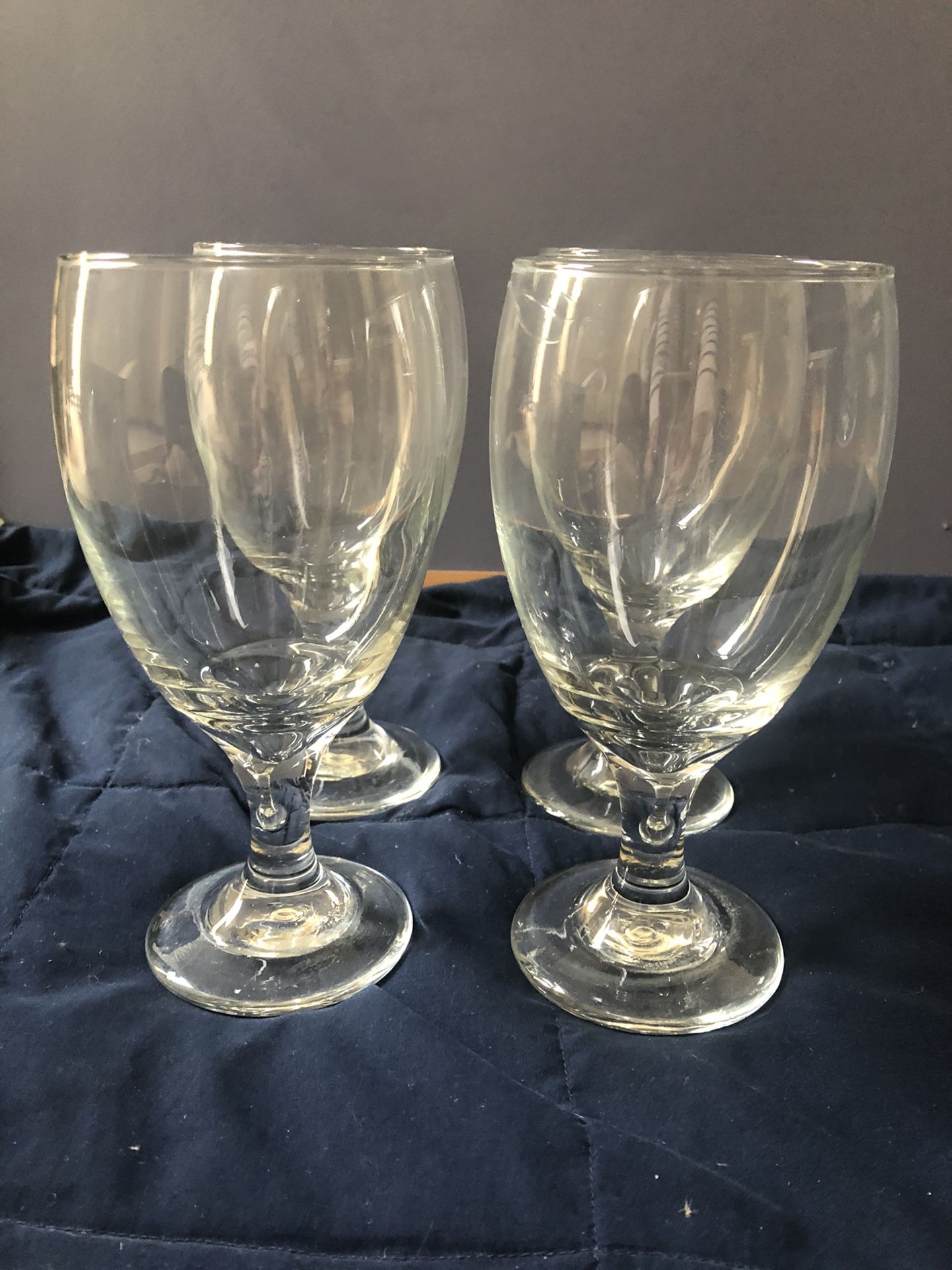 Set of 4 glasses, goblet style