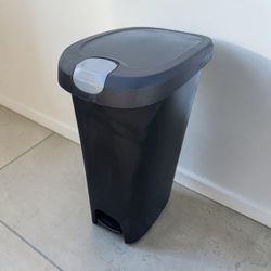 Hefty 12 Gallon Black Plastic Lockable StepOn Flip Top Kitchen Garbage Trash Can!  12x18x25in