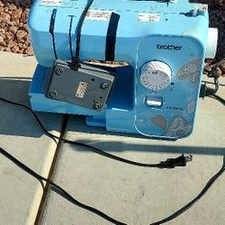 Brother LX3817A 17-Stitch Portable Full-Size Mechanical Sewing Machine in aqua