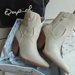 Women's boots size 7
