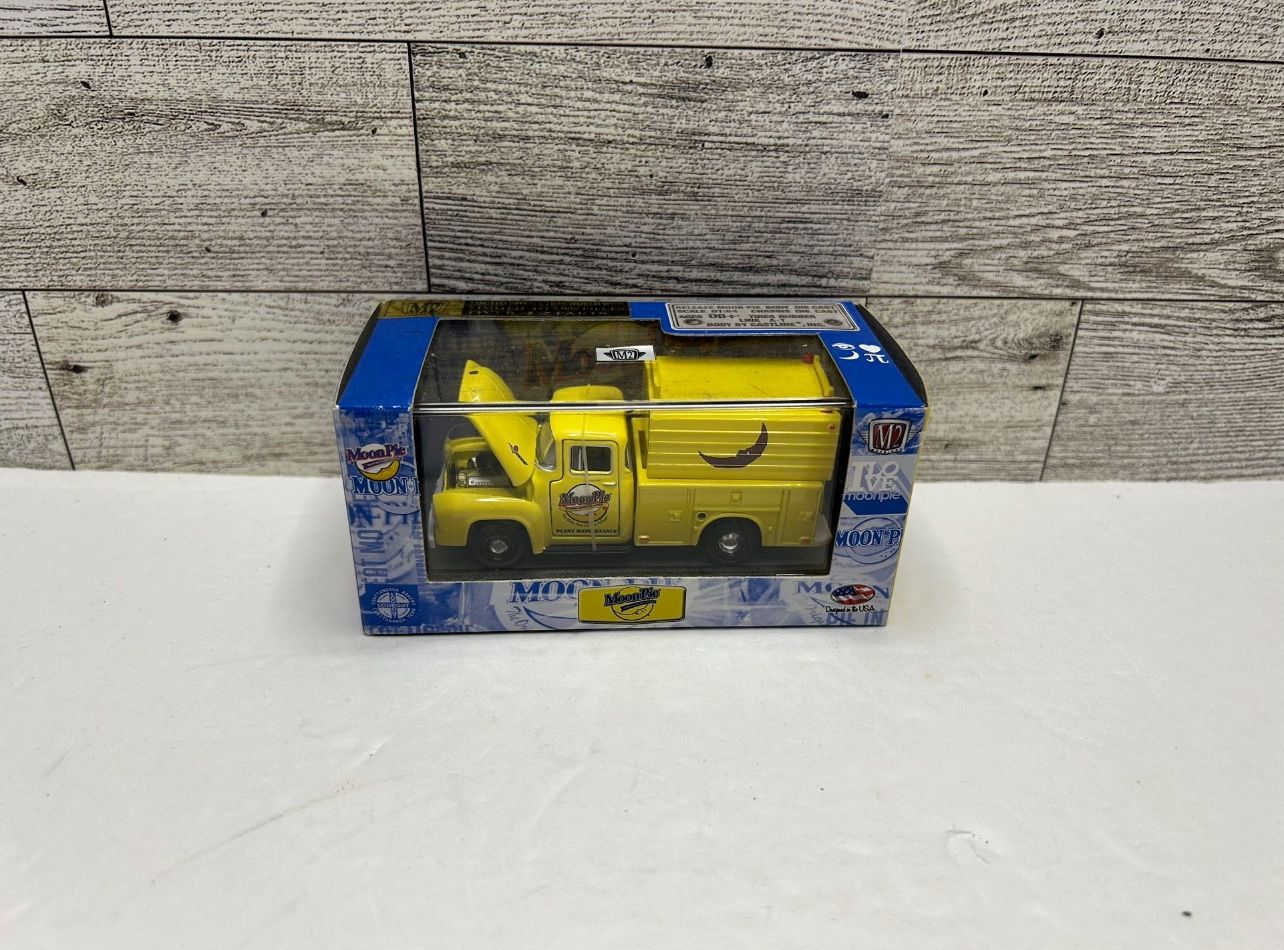 M2 Machines Moon Pie Yellow ‘1956 Ford F - 100 Truck • Die Cast Metal • Made in China Scale 1:64