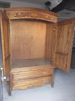 Solid Oak Armoire / TV Cabinet – Beautiful Carved Details – Excellent Condition