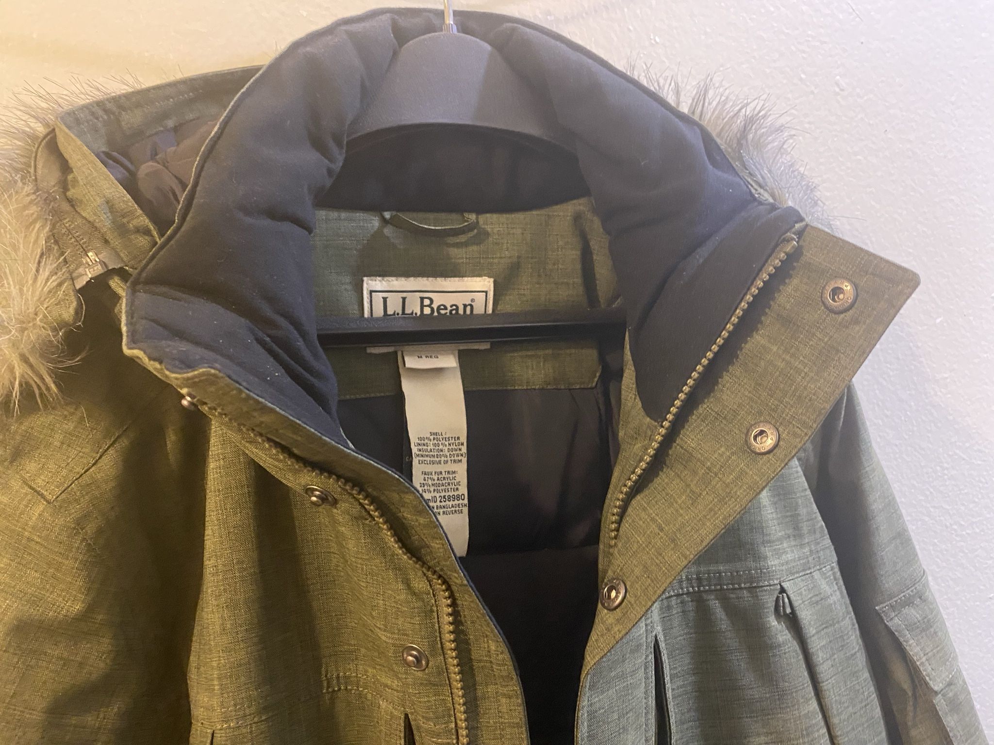 Iam selling almost new Green -LLGrLL - Bean Parka, is for super cold weather. The warmest parka is field tested in extreme winter conditions