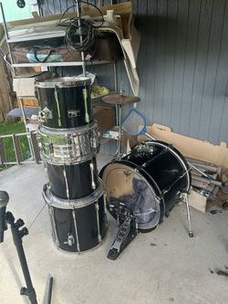 5 pice pearl drum set with 4 symbols and double kick pedal 