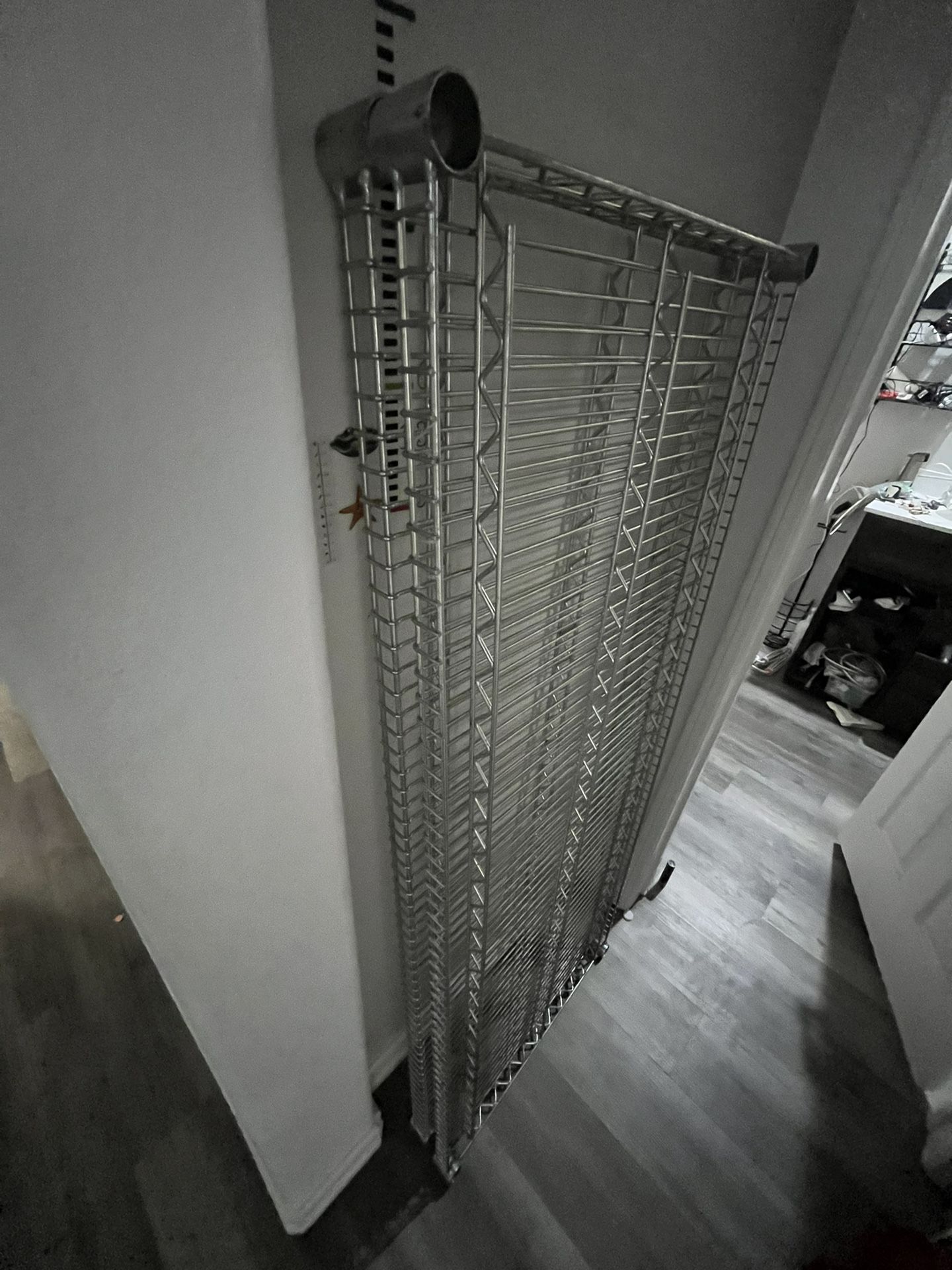 metal shelving unit。