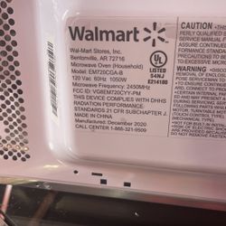 700 Watt Microwave Brand New Used Once 