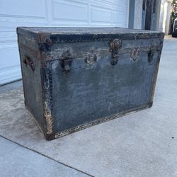 Vintage Steamer Trunk / Storage Crate 