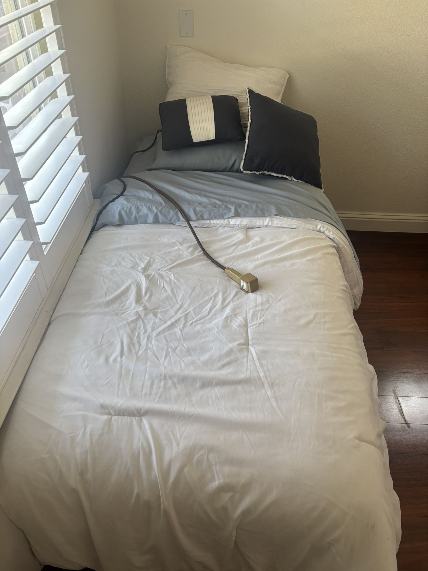 ADJUSTABLE TWIN BED