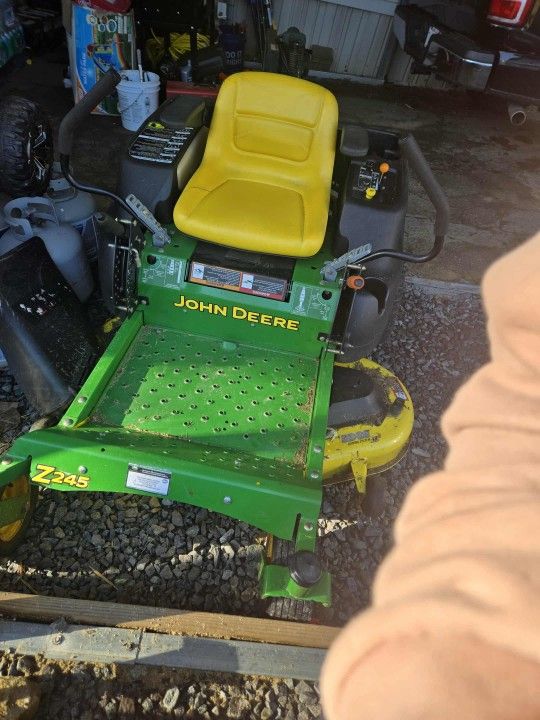 John Deere Z245 48in Zero Turn Lawn Mower