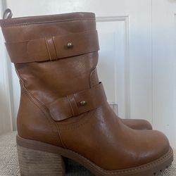MDTERRACOGNAC Womans Mudd Boots , Size 8 NWOT, Chunky Platform