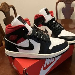 Air Jordan 1 Mid SE.  Men’s Size 9 Or women’s 10.5