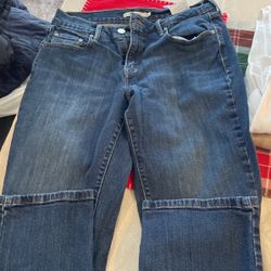 Women’s Levi’s. Size 6 Straight. Excellent Condition 