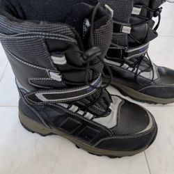 Big kid size 4 snow boots 
