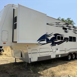 2007 Fleetwood gearbox 5th Wheel Toy Hauler With Slide Triple Axle
