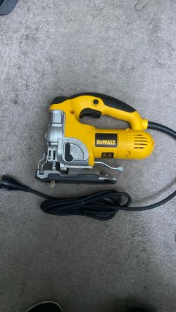 Herramienta NUEVA, sin uso. 🔧 Marca: DeWalt 🔌 Tipo: Sierra Caladora (Jigsaw) con cable ⚡ Potencia: 5.5 Amp (revisa la etiqueta para confirmar exact